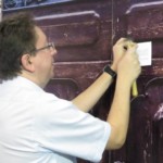 Vice-reitor Alessandro Fazzino fixou a primeira tese na porta itinerante - Crédito: Marcos Borges