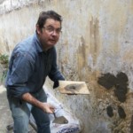 Wagner R. Strafling preparando o muro para o Jardim Vertical da Capela