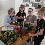 Confecção de coroas de advento integra avós e alunos do Martin Luther