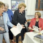 Pastora Heloísa autografou os exemplares na sede da Oase (Foto: Rodrigo Assmann)