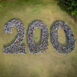 Jovens formam o numeral 200 para marcar 200 anos de Presença Luterana no Brasil