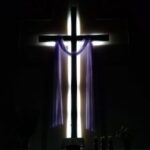 Imagem da Cruz iluminada.