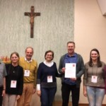 Entrega de certificado ao primeiro trainer de Bibliolog formado no Brasil