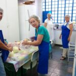 Mulheres preparando a Feijoada 2015