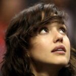 Womann-Looking-Up-Face-Closeup-720x405