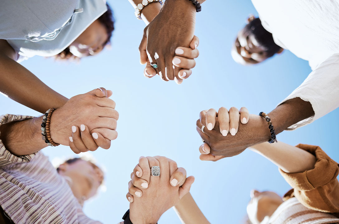Grupos comunitários -Grupo de pessoas de mãos dadas