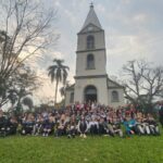 Grupo reunido fora da Igreja