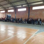 Jovens reunidos na quadra