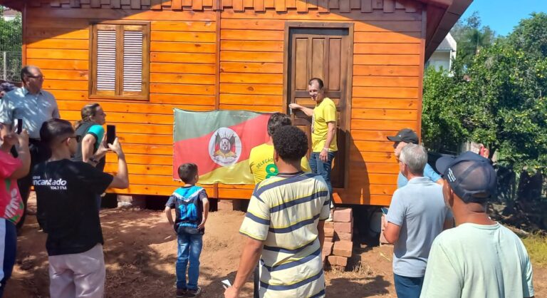 Roca Sales - entrega de casas por Dunga