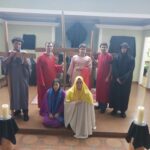 alt="Celebração do Tríduo Pascal em Cosmópolis 2025 com dramatização"