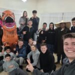 Acampa-dentro grupo de jovens