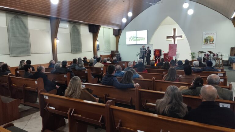 Na noite de 12 de junho, o casal Cláudio e Lorita Gernhardt falou a 25 casais sobre o tema "Cardápio do Amor"