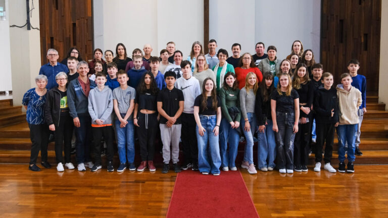 Confirmandas e confirmandos de Vera Cruz visitam a Sede da Igreja Evangélica de Confissão Luterana no Brasil