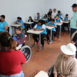 Sala conta com mobiliário adaptado para as necessidades das pessoas residentes (1)