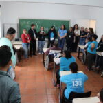 Sala conta com mobiliário adaptado para as necessidades das pessoas residentes (2)