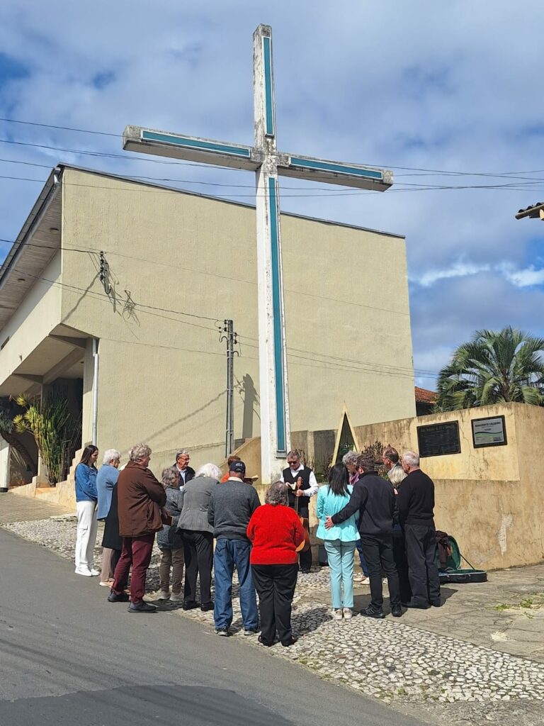 Comunidade reunida na cerimonia da placa do primeiro templo luterano
