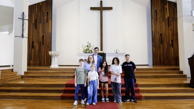 Durante a visita, o grupo de confirmandas e confirmandos da Paróquia de Rio Grande fortalecendo o vínculo entre a juventude e a Igreja.