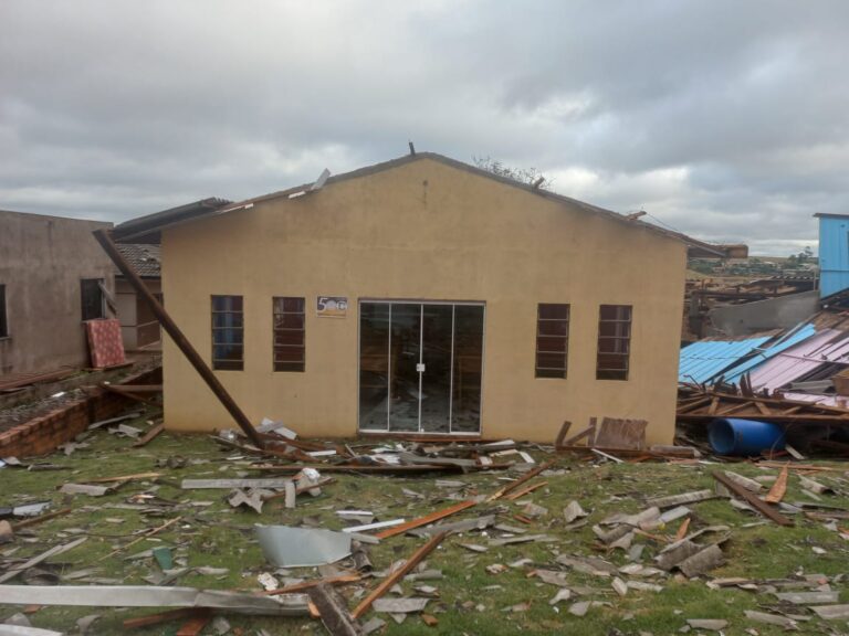 Fachada do Templo de Rio Bonito do Iguacu atingido por um tornado