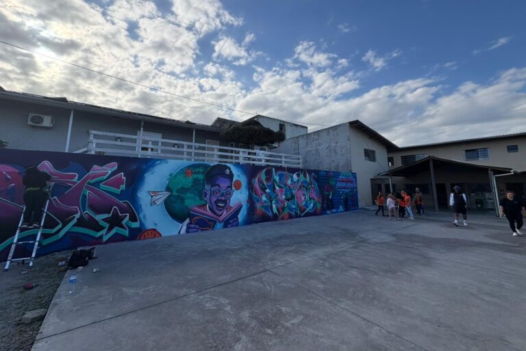 Arte em grafite traz esperança e compartilha amor - Paróquia Palhoça