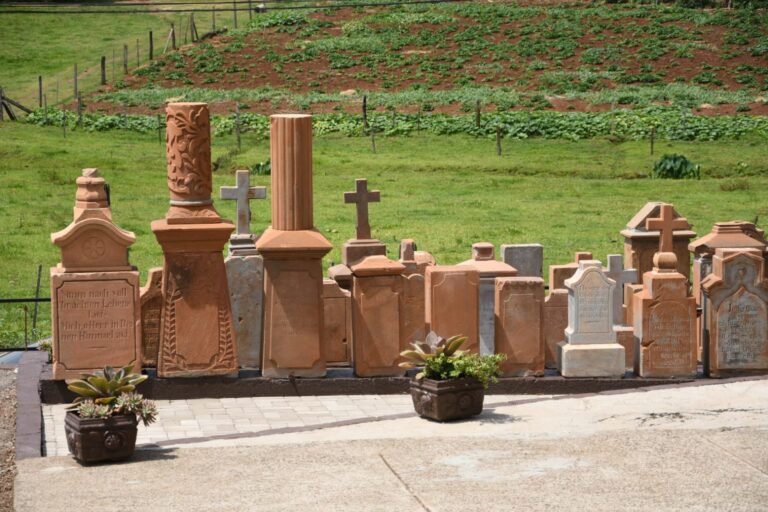 Memorial da esperança - lápides antigo cemitério ecumênico em Estrela