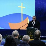 o farol que aponta ao barco-Igreja