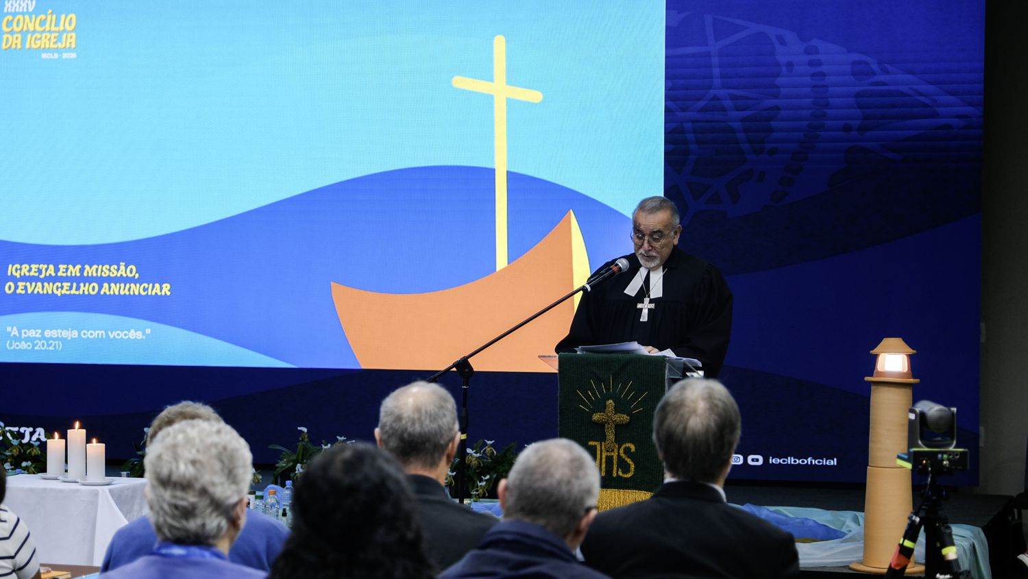 o farol que aponta ao barco-Igreja