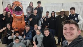 Acampa-dentro grupo de jovens