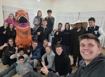 Acampa-dentro grupo de jovens