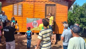Roca Sales - entrega de casas por Dunga