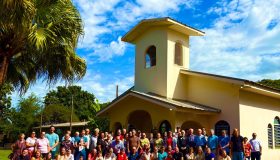 membros da Comunidade em frente ao templo após o culto do último domingo