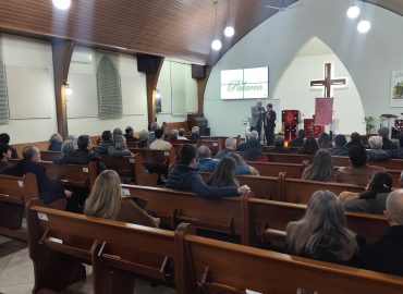 Na noite de 12 de junho, o casal Cláudio e Lorita Gernhardt falou a 25 casais sobre o tema "Cardápio do Amor"