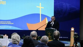 o farol que aponta ao barco-Igreja
